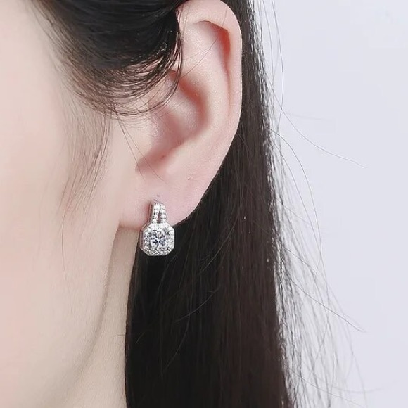 New 925 Sterling Silver Luxurious Square Stud Earrings - Picture 1 of 5